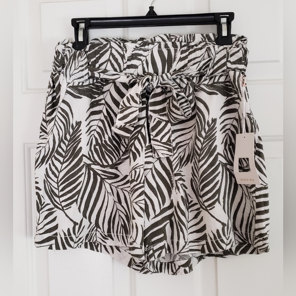 Cute Tropical Leaf Patterned Summer Shorts - Picture 1 of 5